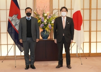Picture of Commander of the Royal Cambodian Army and Japanese Foreign Minister
