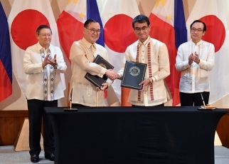 Mr. Kono and H.E. Mr. Locsin who shake hands with each other