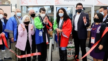 (photo 4) Mayors and people attending Ribbon cutting events