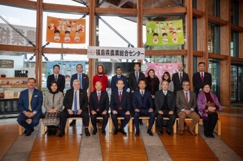 (photo 5) Diplomatic Corps in Japan and Parliamentary Vice-Minister for Foreign Affairs Uesugi
