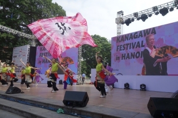 (photo 9) Dancing Yosakoi on stage