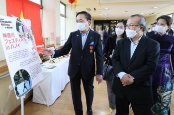 (photo 10) Vietnamese Ambassador visits panel exhibition