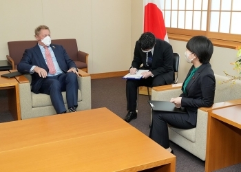 Photo of Courtesy Call on State Foreign Minister SUZUKI by Dr. Seth Berkley, Chief Executive Officer, Gavi