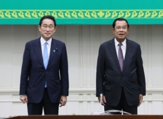(Photo) Japanese Prime Minister KISHIDA stands beside the Cambodian Prime Minister before summit meeting