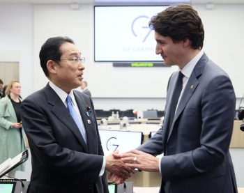 Prime Minister KISHIDA who discusses the cooperation between Japan and Canada with Prime Minister Trudeau as he shakes hands with the Right Honourable Justin Trudeau