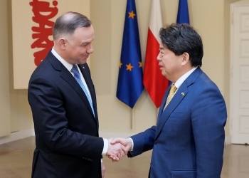 Minister Hayashi who shakes hands with President Duda
