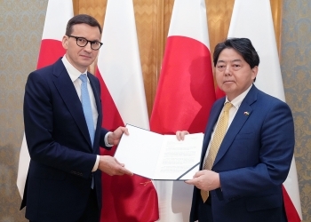 Minister Hayashi and Prime Minister Morawiecki who show a personal letter from Prime Minister Kishida to the Prime Minister