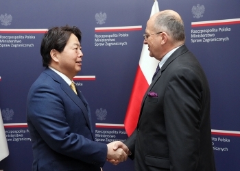 Minister Hayashi and Minister Rau who shake hands