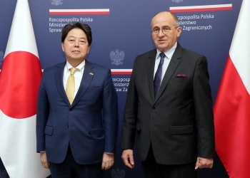 A commemorative photo before Japan-Poland Foreign Ministers' Meeting