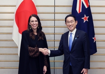 Prime Minister Mr. KISHIDA shakes hand with Rt. Hon. Jacinda Ardern, Prime Minister of New Zealand.