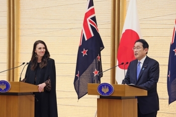 Photo of Japan-New Zealand Summit Joint Press Conference by two leaders.
