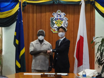 Parliamentary Vice-Minister UESUGI shaks hands with Prime Minister SOGAVARE of Solomon Islands.