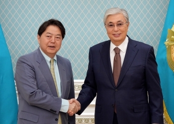Minister Hayashi and President Tokaev who shake hands facing the front