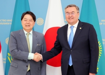 Minister Hayashi and Deputy Prime Minister and Minister Tleuberdi who shake hands facing the front