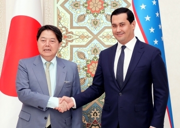 Minister Hayashi and Deputy Prime-Minister and Minister of Investments and Foreign Trade UMURZAKOV who shake hands facing the front