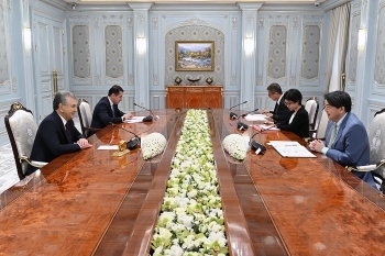 The state of Courtesy Call on President MIRZIYOYEV by Foreign Minister HAYASHI (meeting style)