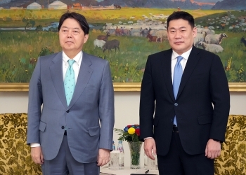 A commemorative photo of Minister Hayashi and Prime Minister OYUN-ERDENE who are facing at the camera