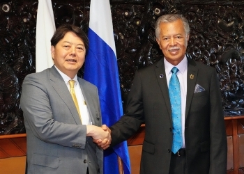 Foreign Minister HAYASHI shaking hands with H.E. Mr. Henry PUNA, Secretary General, Pacific Islands Forum Secretariat