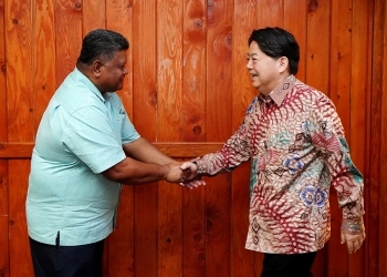 Foreign Minister Hayashi shaking hands with Minister Aitaro