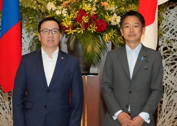 Parliamentary Vice-Minister UESUGI and Minister of Nature, Environment and Tourism of Mongolia at the photo session