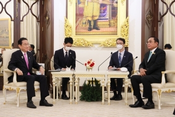 Photo of Japan-Thailand Summit head-to-head meeting.