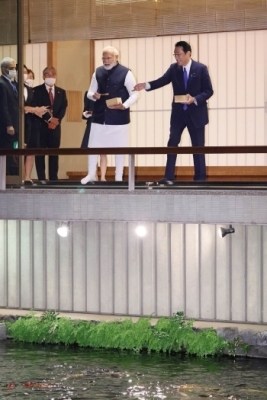 (Photo) Prime Minister KISHIDA and Modi are feeding carps.