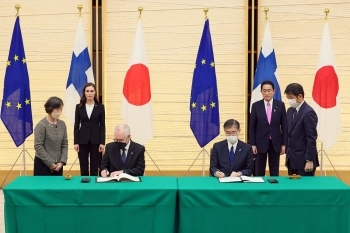 Ambassador Fujimura and Ambassador Orpana who sign Japan-Finland Working Holiday Agreement in the presence of Prime Minister Kishida and Prime Minister Marin