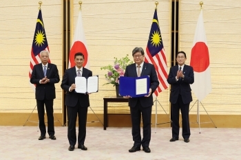 Photo of Exchange of Notes Ceremony, which is Cooperation on Aircraft Industry Cooperation.