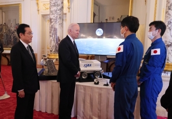 Prime Minister Kishida and President Biden who are guided by Mr. Yui and Mr. Onishi, both JAXA Astronauts