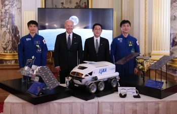 A commemorative photo of Prime Minister Kishida and President Biden with Mr. Yui and Mr. Onishi, both JAXA Astronauts