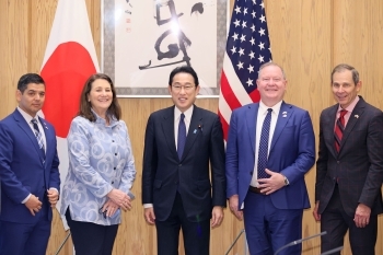 Prime Minister Kishida and a Delegation of the U.S. Congressional Study Group on Japan (From left to right, are Representative Ruiz, Representative DeGette (co-chair), Prime Minister Kishida, Representative Bucshon (co-chair), and Representative Curtis)