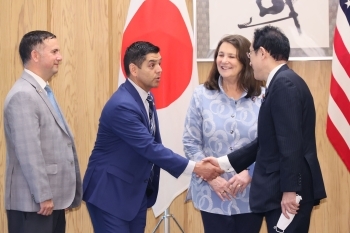 Prime Minister Kishida and Representative Ruiz who shake hands with each other