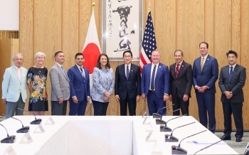 A commemorative photo of Prime Minister Kishida, a Delegation of the U.S. Congressional Study Group on Japan and person concerned