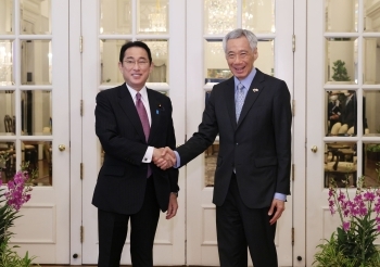 Photo of Japan-Singapore two leaders shakes their hands.