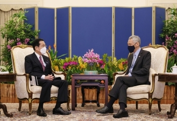Photo of Japan-Singapore two leaders are sitting.