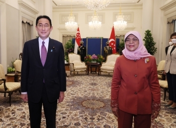 Photo of Prime Minister KISHIDA stands aside Singaporian President Yacob.