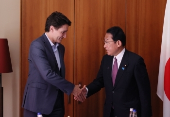 Two leaders who face and shake hands with each other