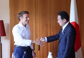 Two leaders who face and shake hands with each other