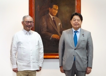 Photo session before Japan-Philippines Foreign Minister's Meeting.