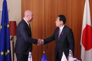 Two leaders who face and shake hands with each other