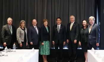 A group photo by Prime Minister Kishida and a delegation led by Senator Shaheen, United States Senate