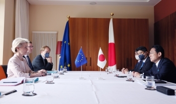 Two leaders who have a talk