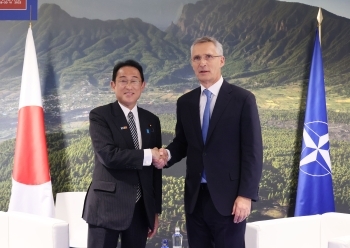 Prime Minister Kishida and Secretary General Stoltenberg who shake hands with each other facing straight at a camera