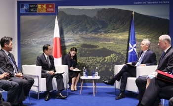 Prime Minister Kishida and Secretary General Stoltenberg who sit down and have a talk facing with each other