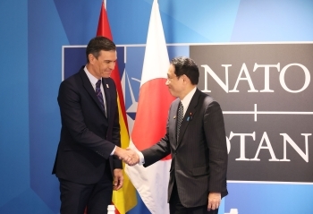 Two leaders who shake hands facing with a smile