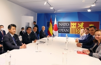 A commemorative photo of two leaders and people concerned after sitting at table