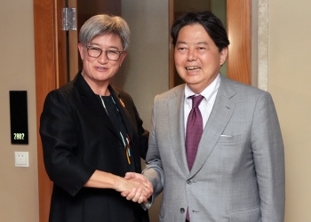 Photo session was held before Japan-Australia Foreign Ministers' Meeting.