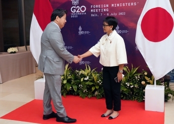 (Photo) Foreign Minister HAYASHI shakes hands witjh Indonesian Foreign Minister.