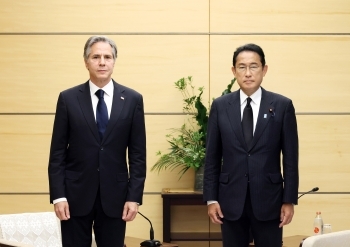A commemorative photo of Prime Minister Kishida and Secretary Blinken who stand up and face straight at a camera