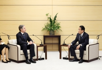 The state of a courtesy call on Prime Minister Kishida by Secretary Blinken (meeting style)